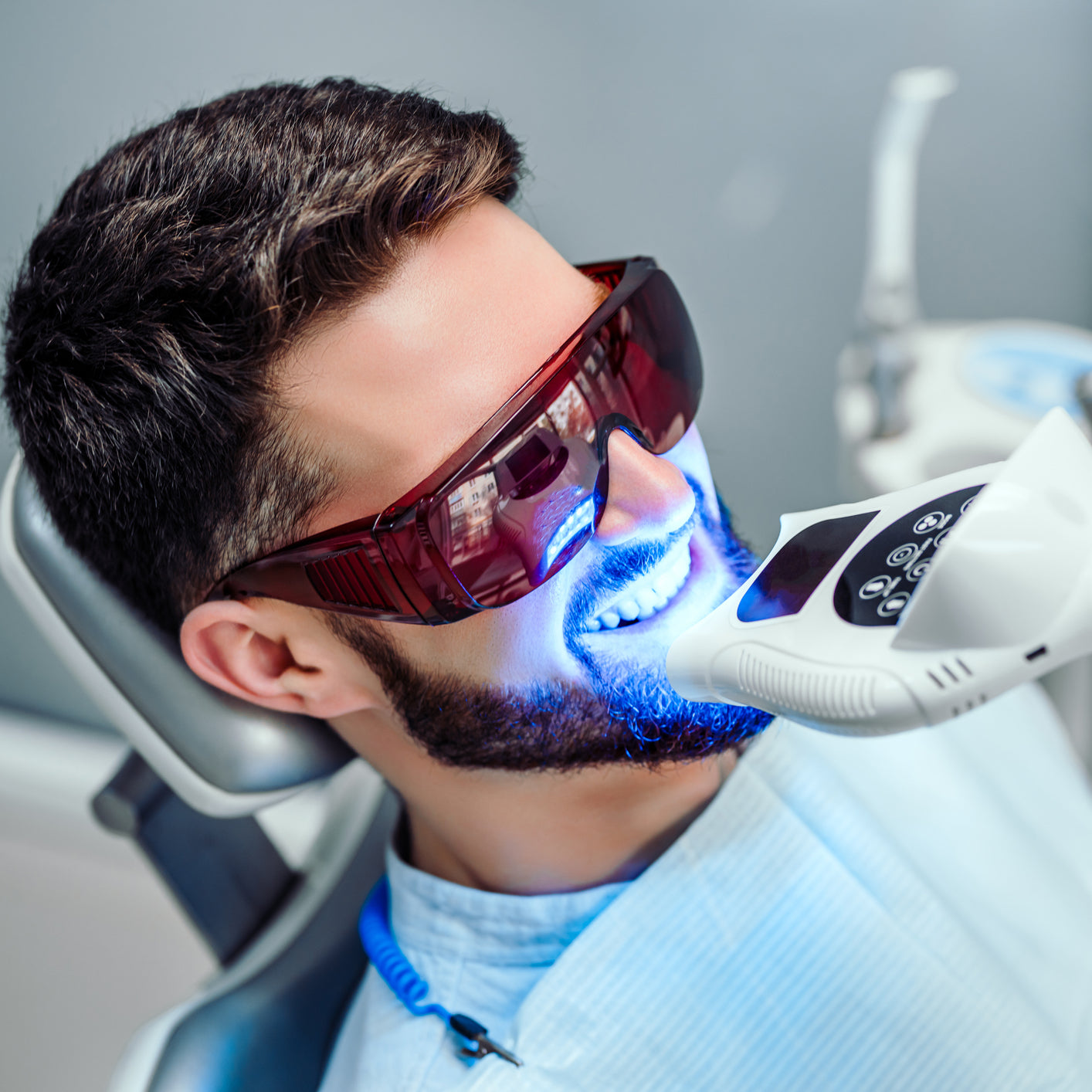 Opération de blanchiment dentaire au fauteuil réalisé au cabinet du Dr Meryam Mamouni à Rabat